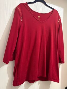 Belle by Kim Gravel
Red V-Neck 3/4 Sleeve Top with Gold Zipper at shoulders XL